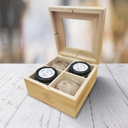 Drvena poklon kutija sa selekcijom crnog češnjaka u staklenkama i glavicama